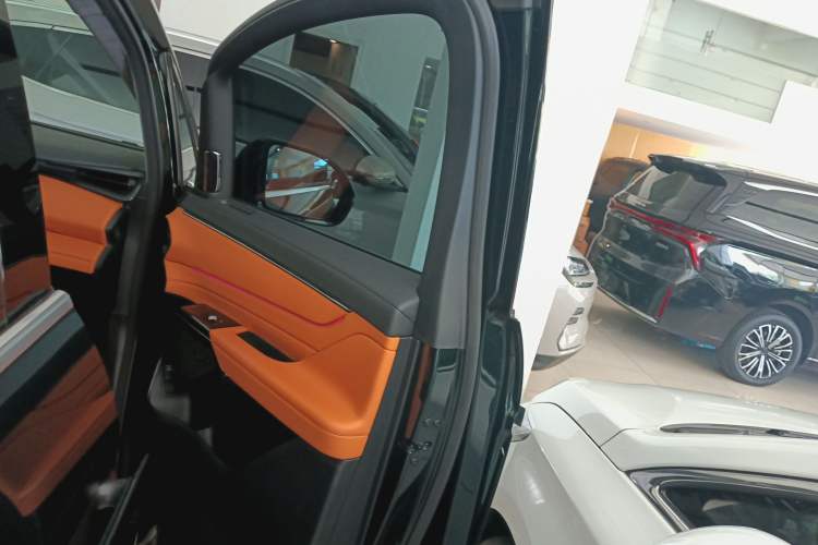 Used  LEVC L380 2024 140-Degree 6-Seater All-Wheel-Drive Ultra
