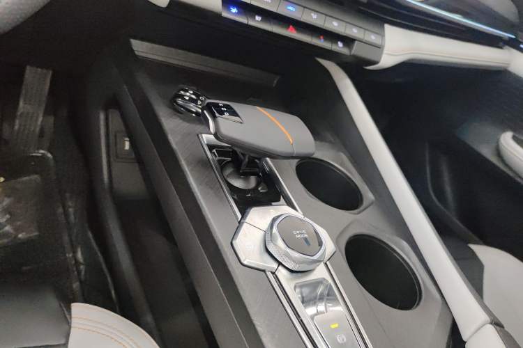 Used Changan UNI-V iDD 2024 Blue Whale Smart Electric iDD 136km Luxury Model
