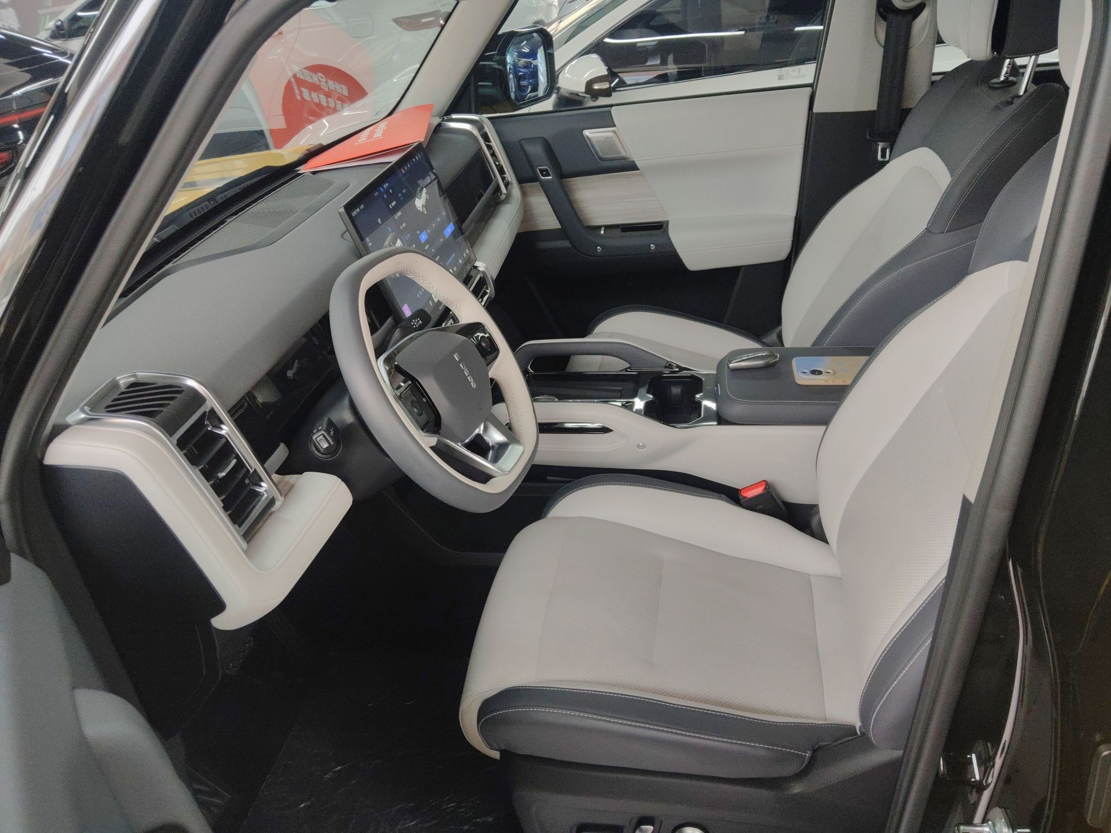 المقاعد الأمامية داخل السيارة