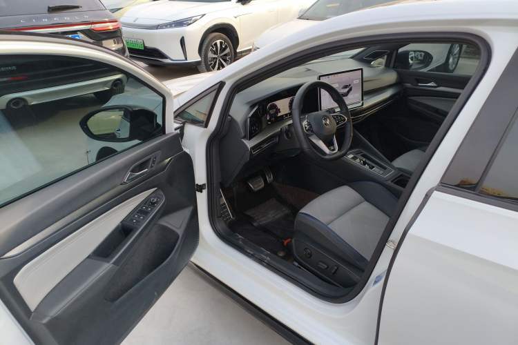 Used Volkswagen Golf 2025 300TSI R-Line
