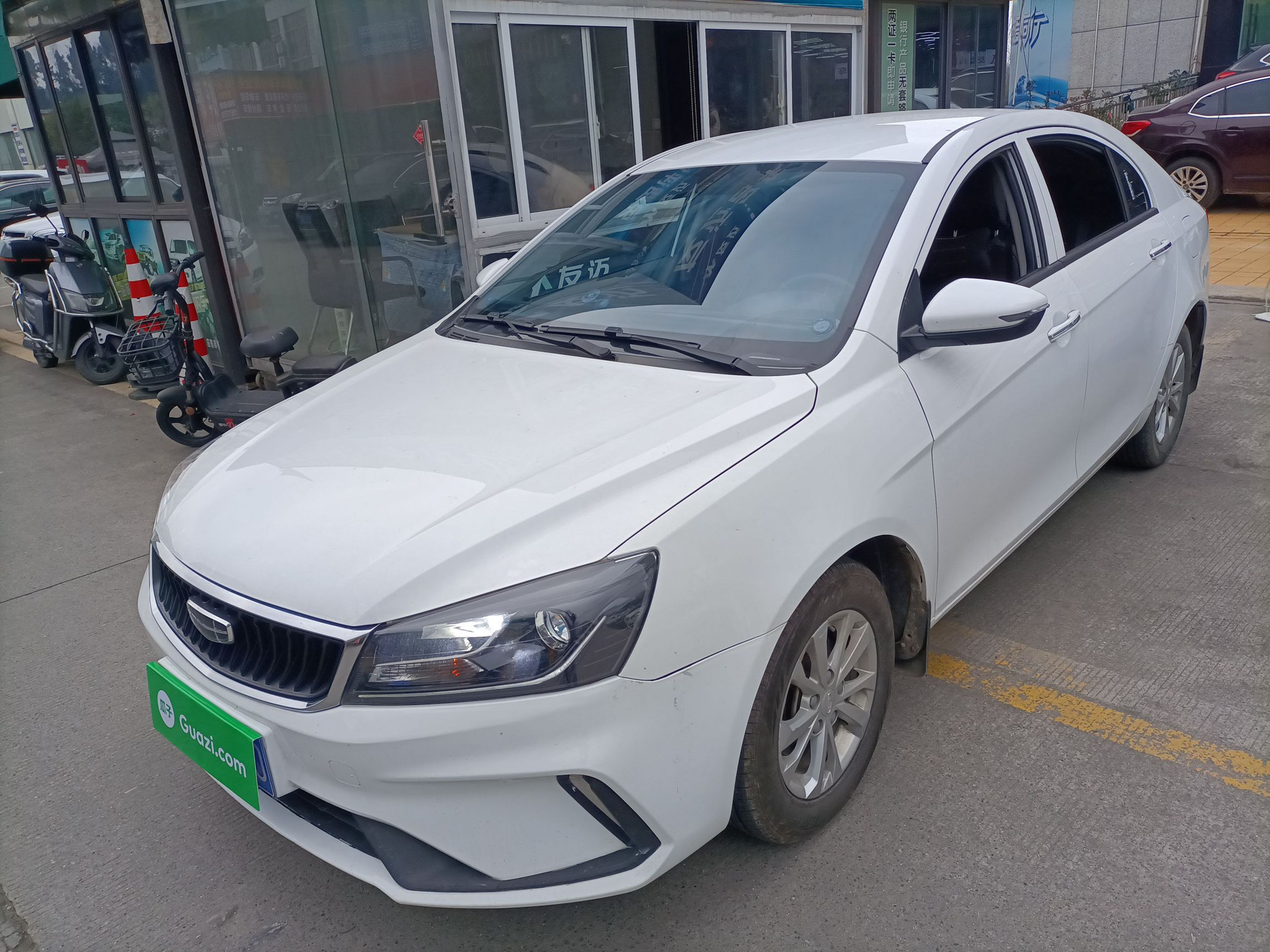 تحت مقدمة السيارة