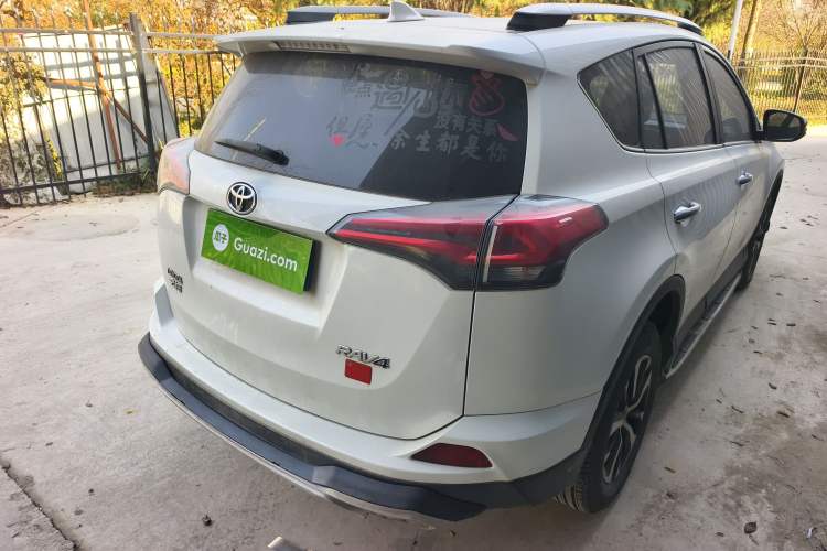 Used Toyota RAV4 2016 2.0L CVT Two-Wheel Drive Fashion Edition China V Standard
