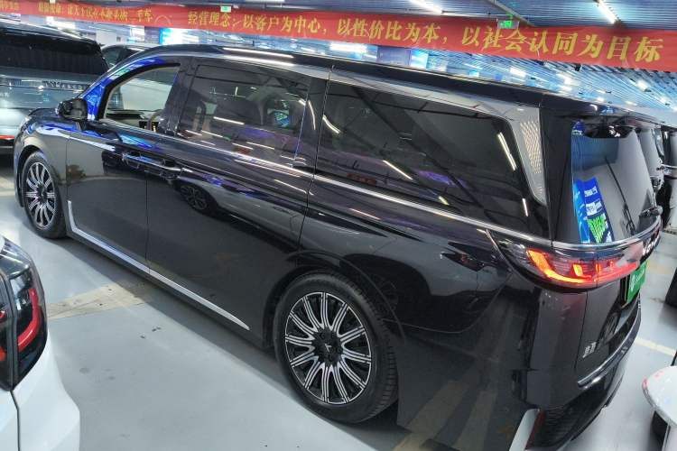 Used VOYAH Dream 2025 EV Four-Wheel Drive Flagship Kunpeng Edition
