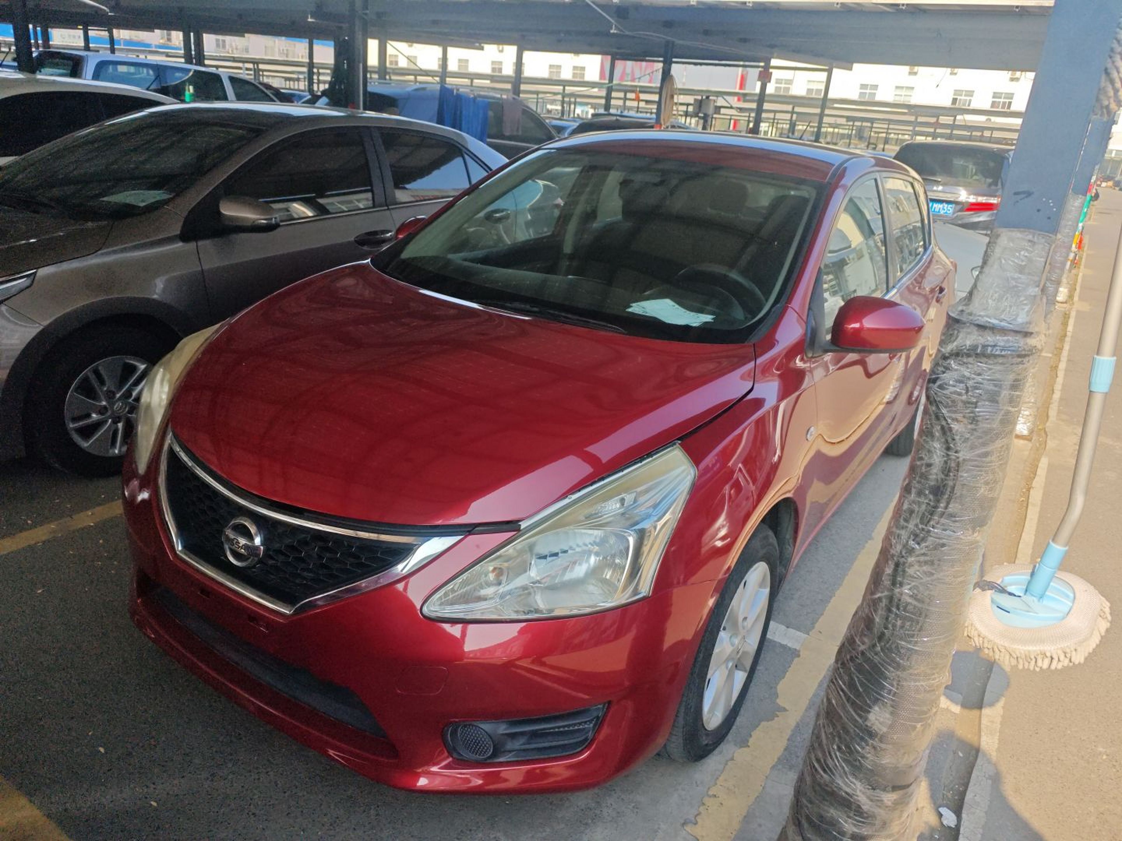 Под передней частью автомобиля