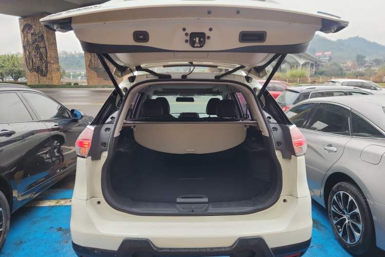 Used Nissan X-Trail 2015 2.5L CVT Leading MAX Edition 4WD
