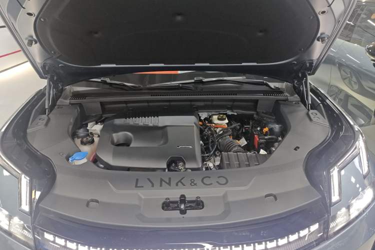 Used Lynk & Co 08 EM-P 2025 220 km All-Wheel-Drive Performance Halo
