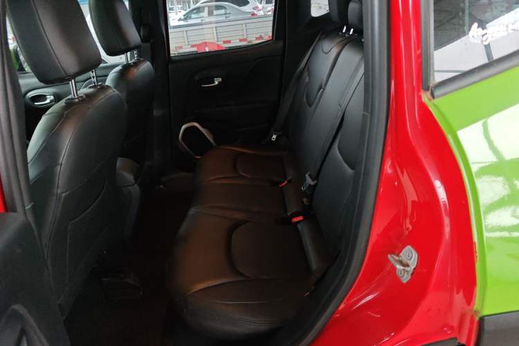 Used  Renegade 2018 Connected Large Screen Version 180T Automatic High-Energy Edition
