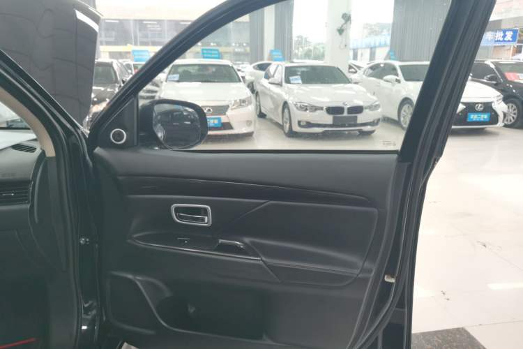 Used Mitsubishi Outlander 2018 2.0L Two-Wheel-Drive Jiale Edition 7-Seater
