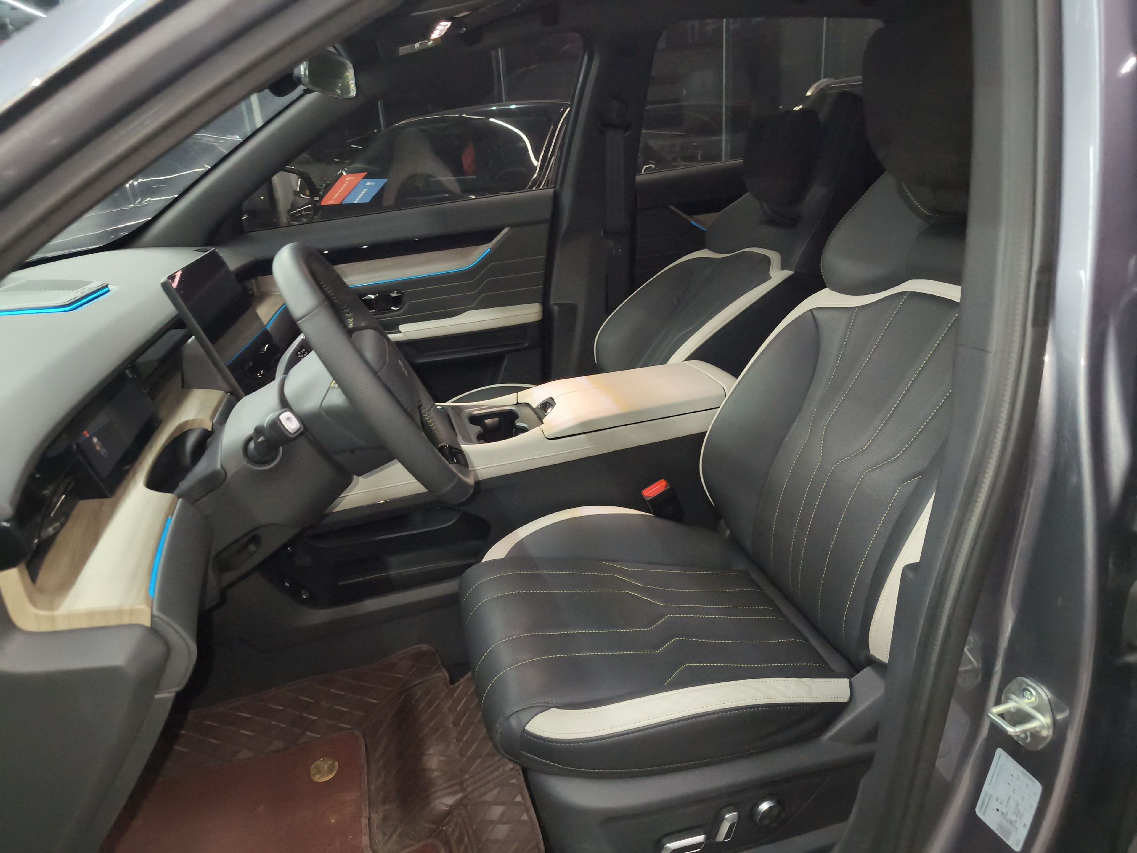 المقاعد الأمامية داخل السيارة