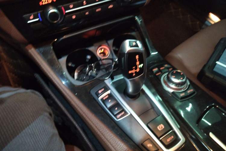 Used BMW 5 Series 2014 525Li Leading Model
