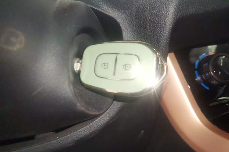 Used Dongfeng NAMMI BOX 2022 Revised Light Wind Edition 201 km Standard Version
