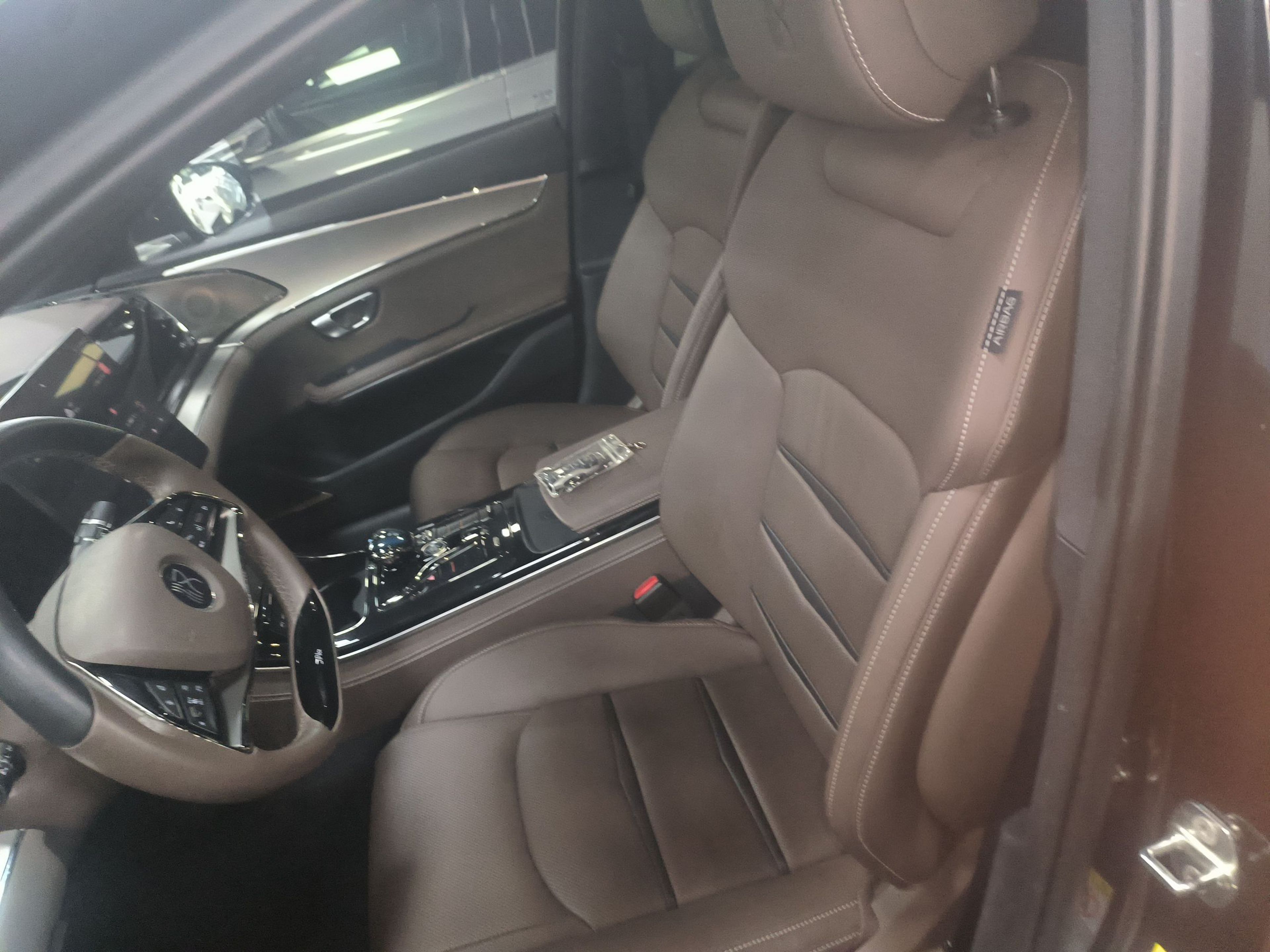 Переднее сиденье в автомобиле