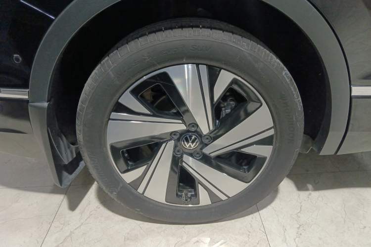 Used Volkswagen Tiguan L 2023 Facelift 380TSI Automatic All-Wheel Drive R-Line Flagship 7-Seater
