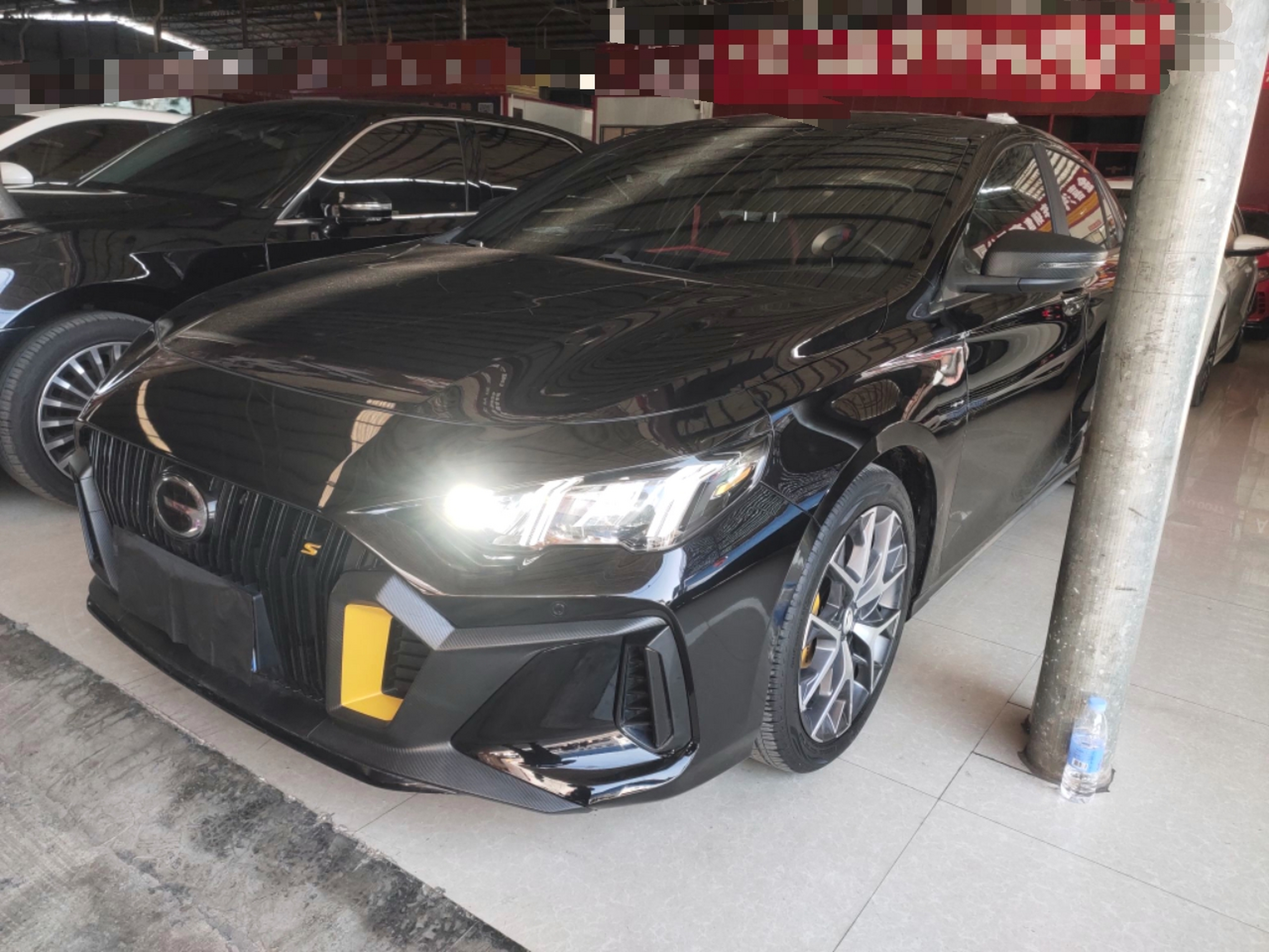 تحت مقدمة السيارة