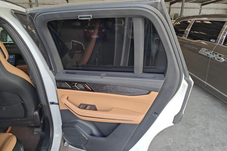 Used Lynk & Co 09 2021 2.0T Halo Six-Seater
