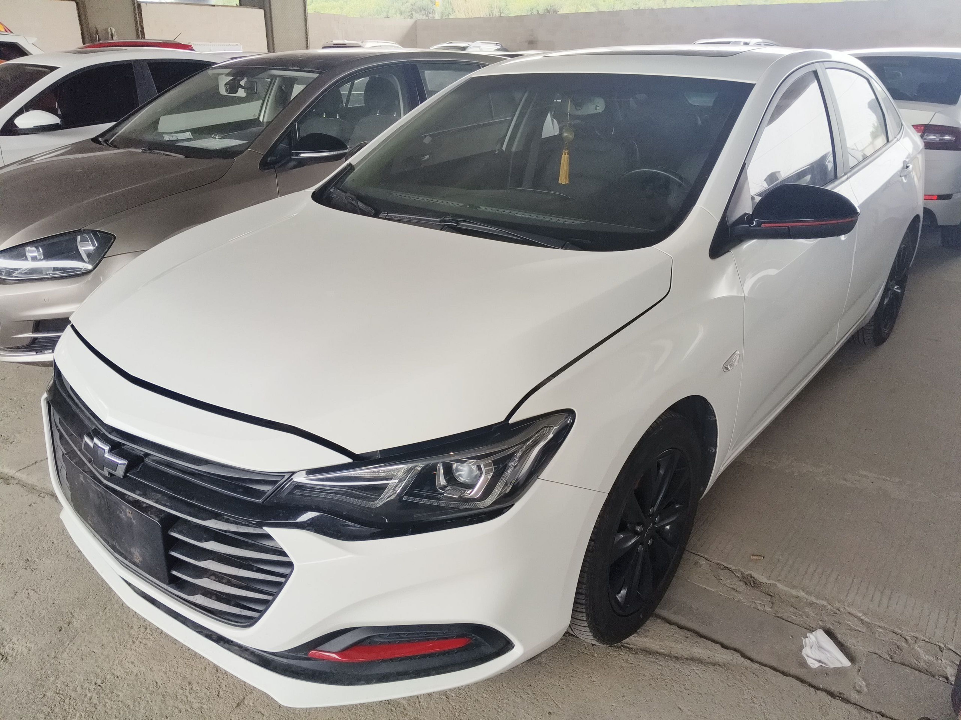 Под передней частью автомобиля