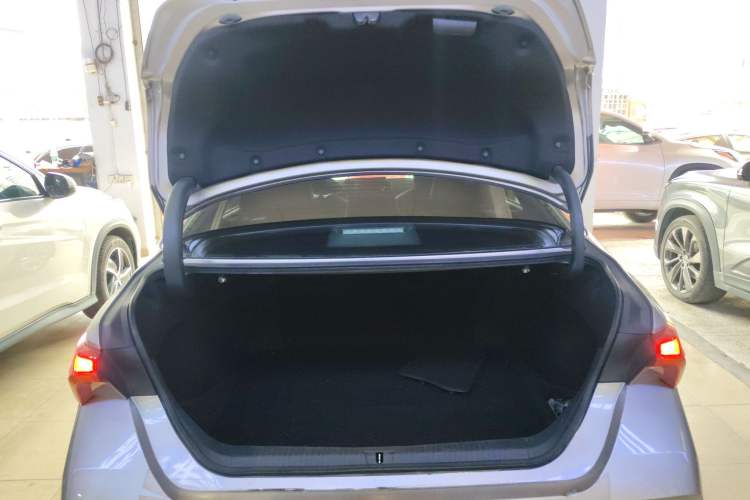 Used Toyota Avalon 2019 Dual-Engine 2.5L Luxury Edition China VI Standard
