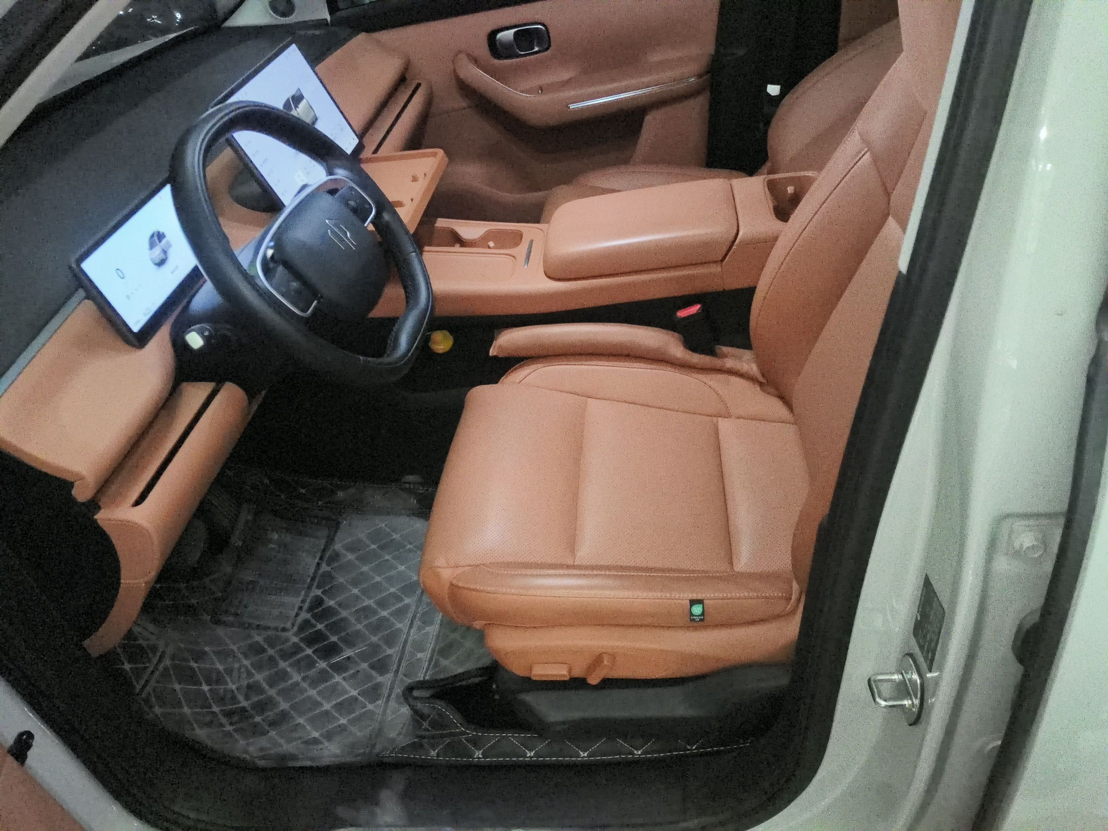 المقاعد الأمامية داخل السيارة