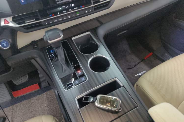 Used Toyota Sienna 2023 2.5L Hybrid Deluxe Edition
