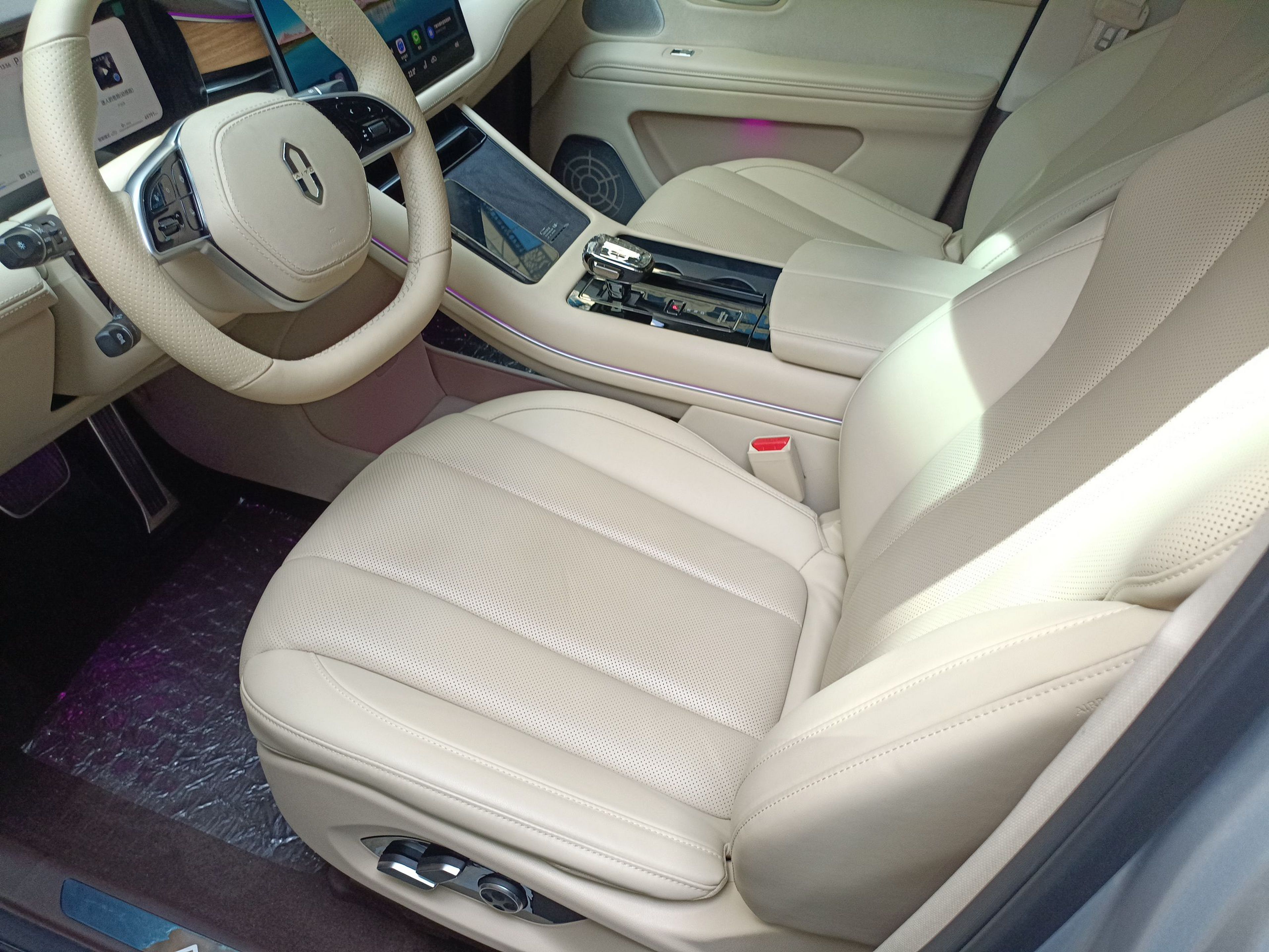 المقاعد الأمامية داخل السيارة