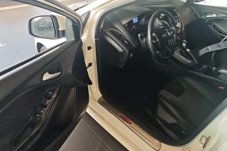 Used Ford Focus 2012 Hatchback 2.0L Automatic Luxury Sport Model