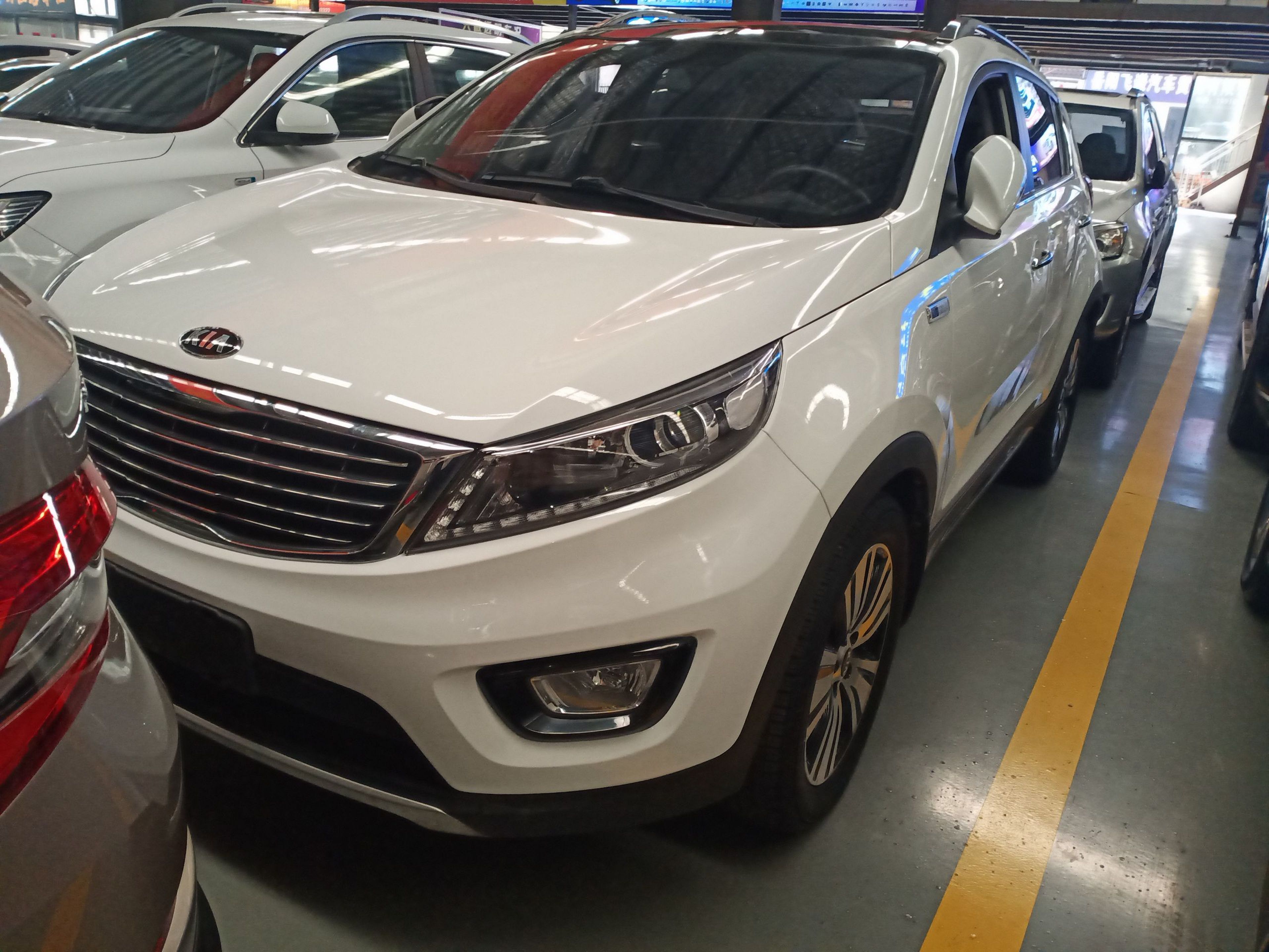 تحت مقدمة السيارة