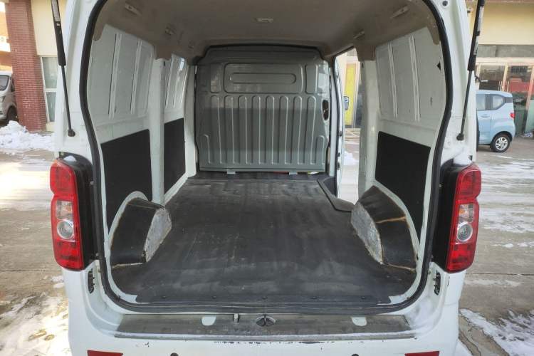Used Chana Ruixing EM60 2022 All-Electric Van 4498 mm Long Flat Roof with Rear-Hinged Doors 2 Seats 70 kW 41.86 kWh
