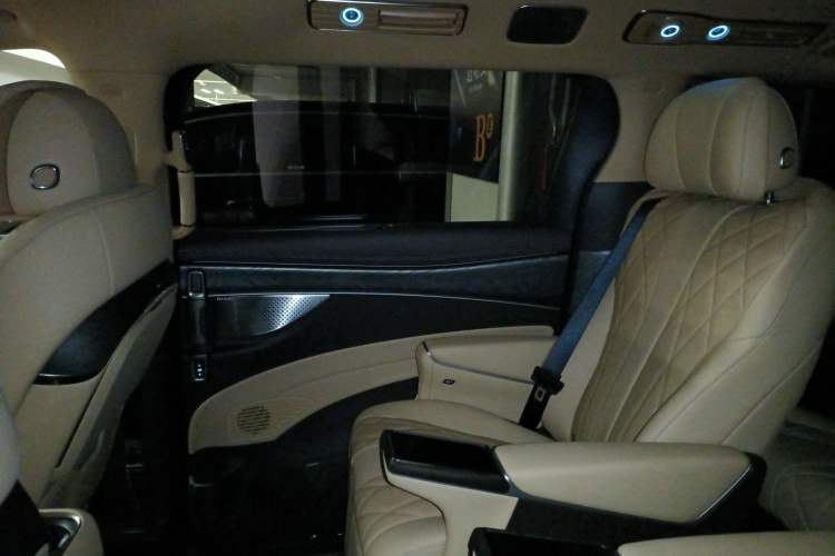 Used Denza D9 2025 DM-i Smart Drive 1020 Four-Wheel Drive Premium Model
