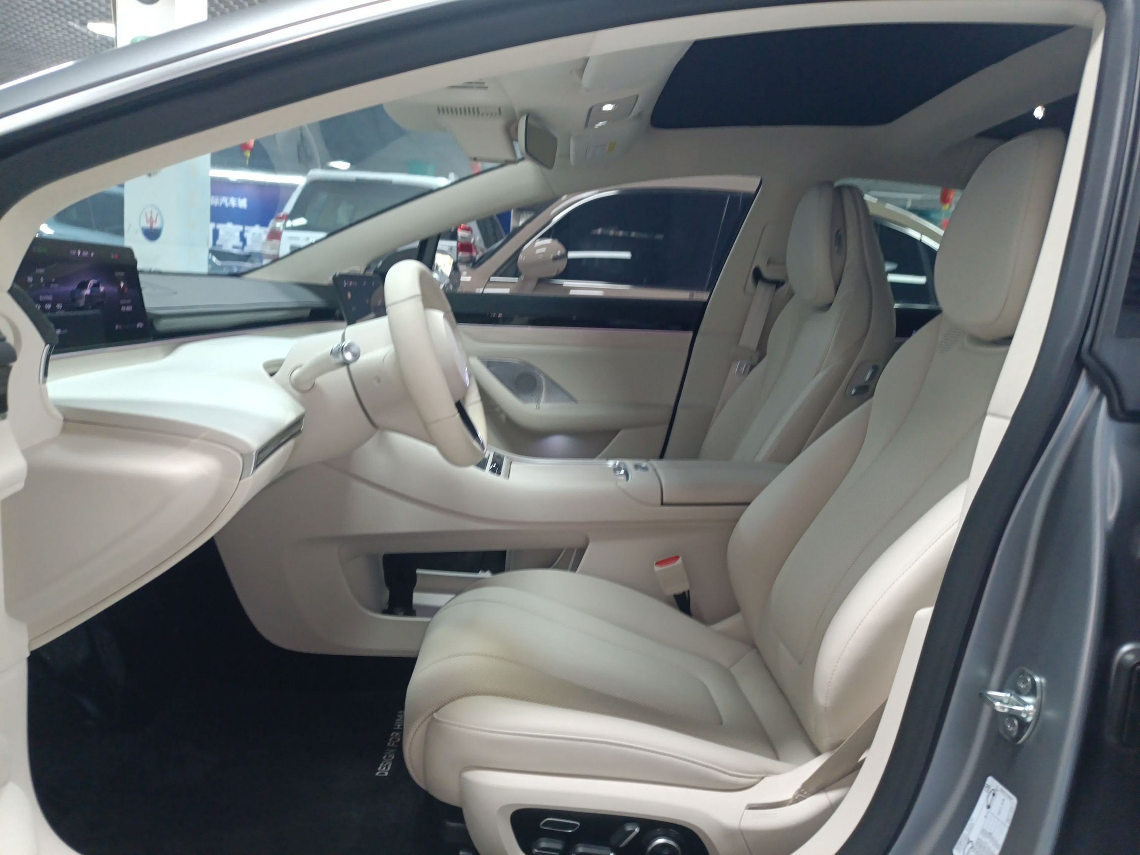 المقاعد الأمامية داخل السيارة