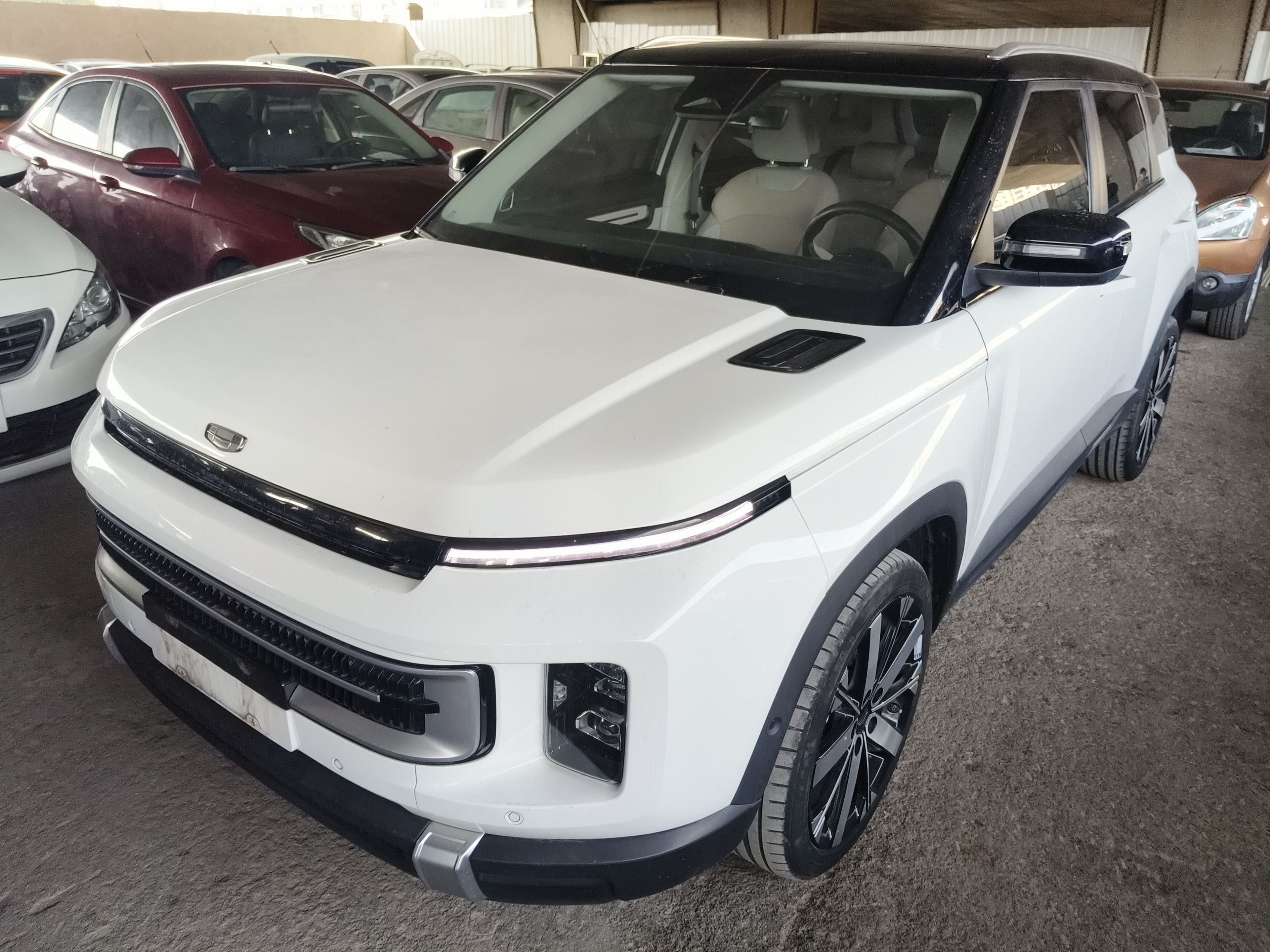 تحت مقدمة السيارة