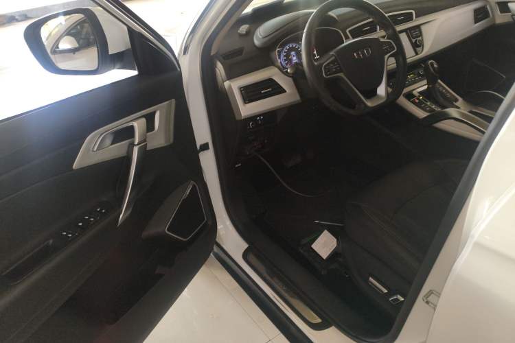 Used Geely Auto Emgrand X7 Sport 2018 1.8TD Automatic Two-Wheel Drive Smart Connect 4G Internet Edition
