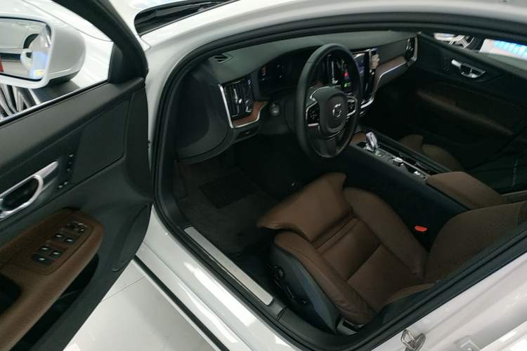 Used Volvo S60 2025 B4 Zhiyuan Luxury Edition
