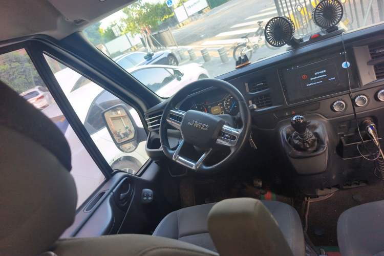 Used JMC Fushun 2022 2.0T Manual Multi-Function Passenger Vehicle Short Wheelbase Mid-Height Roof 6-Seater

