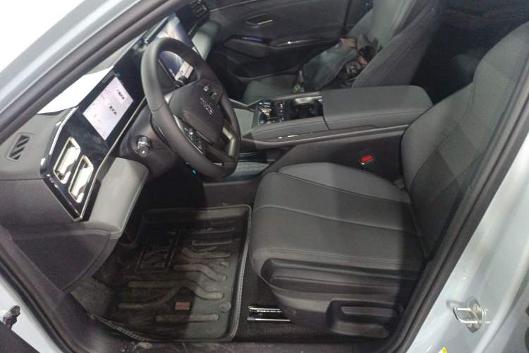 Used BYD Qin L 2025 DM-i Smart Drive 80KM Leading Model