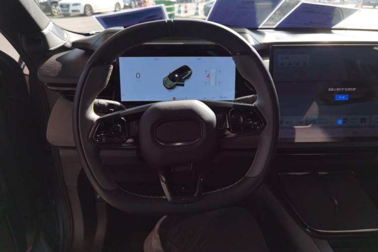 Used Lynk & Co 08 EM-P 2025 220 km All-Wheel-Drive Performance Halo
