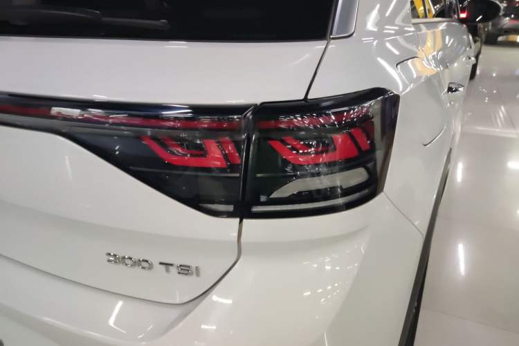 Used Volkswagen T-ROC 2023 300TSI DSG Two-Wheel-Drive Chen Guang Edition
