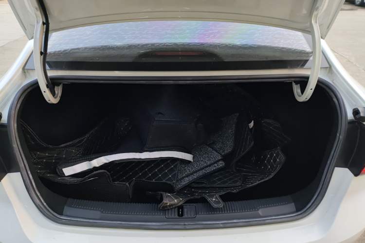 Used Roewe i5 2019 1.5L Manual 4G Connect Luxury Edition
