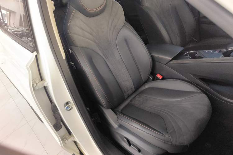 Used Roewe D5X DMH 2024 135 Tech Edition
