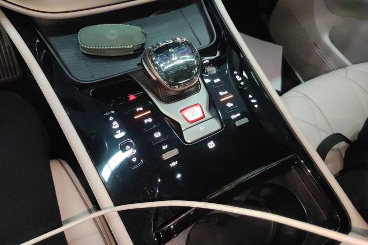 Used Denza D9 2022 DM-i 970 Four-Wheel Drive Flagship Model