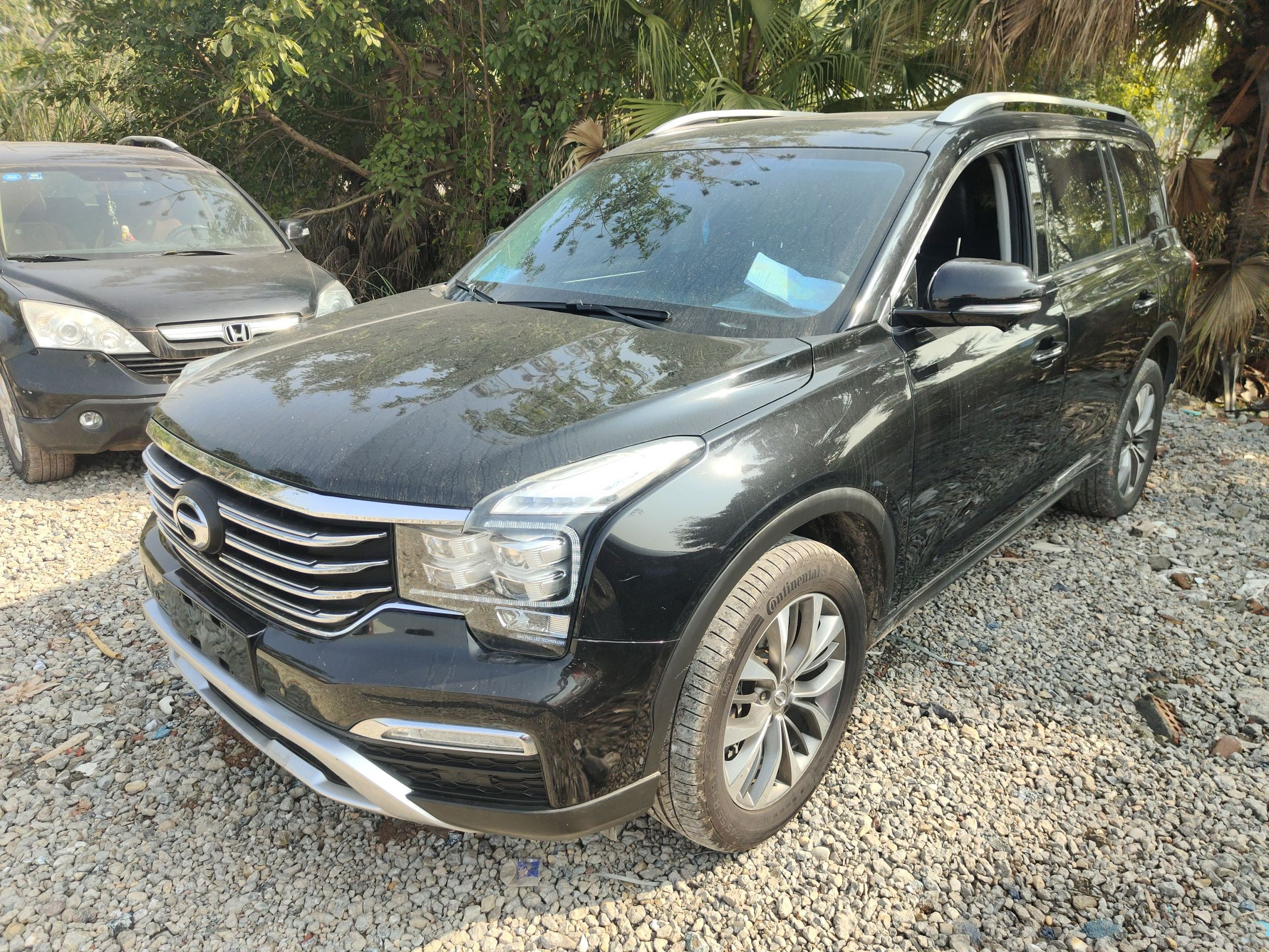 Под передней частью автомобиля