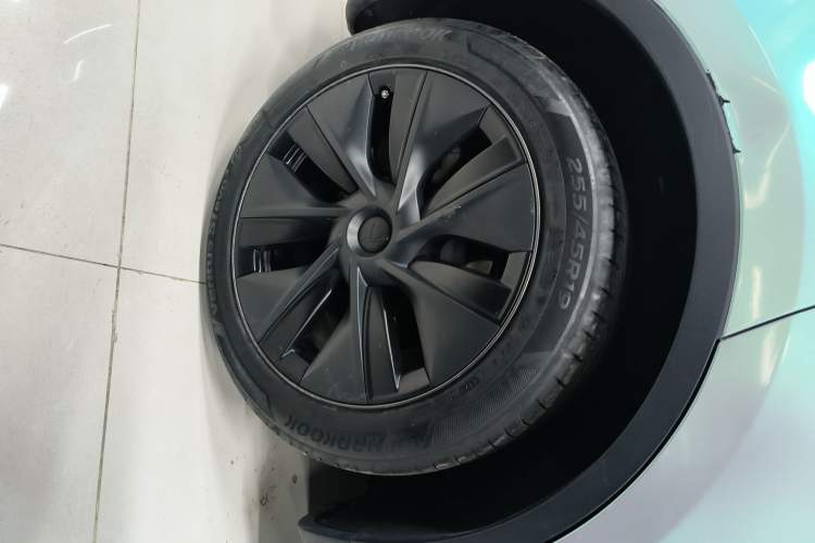 Used Tesla Model Y 2023 Long-Range All-Wheel-Drive Version
