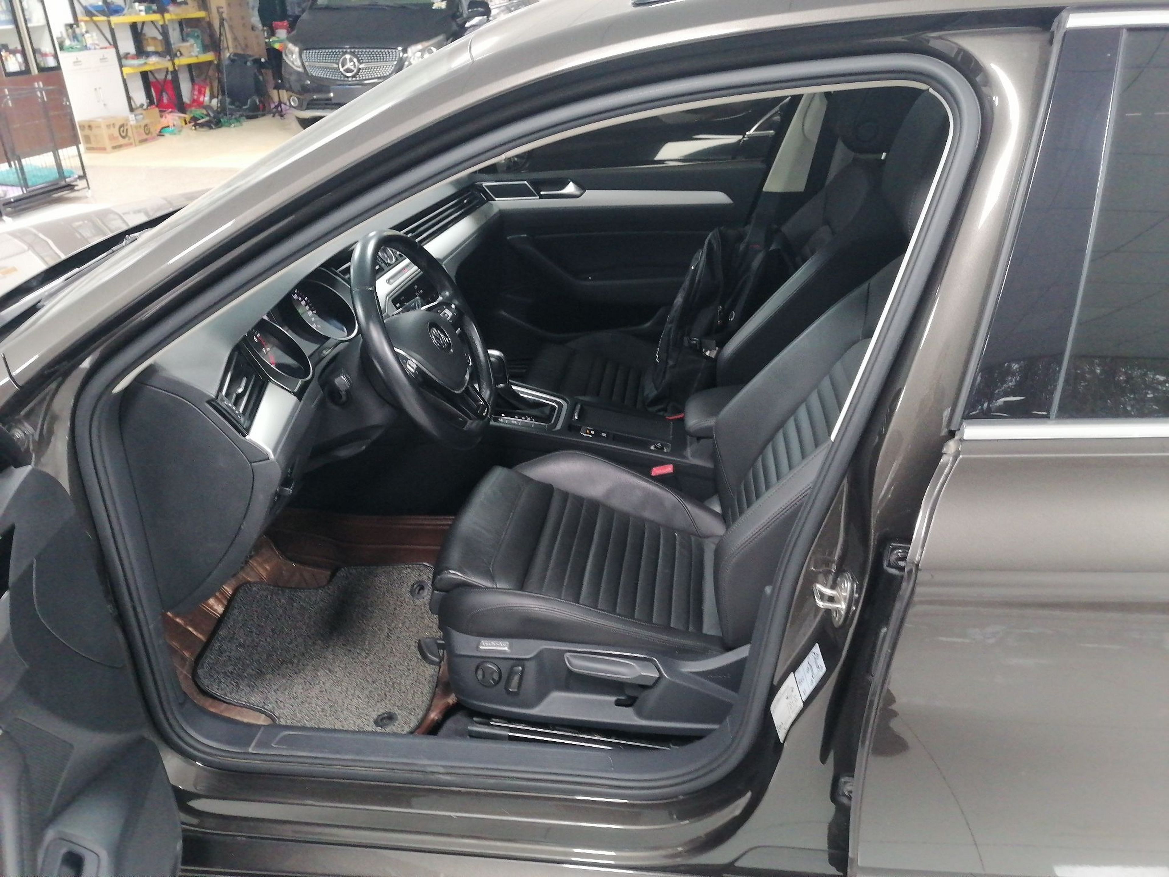 Переднее сиденье в автомобиле