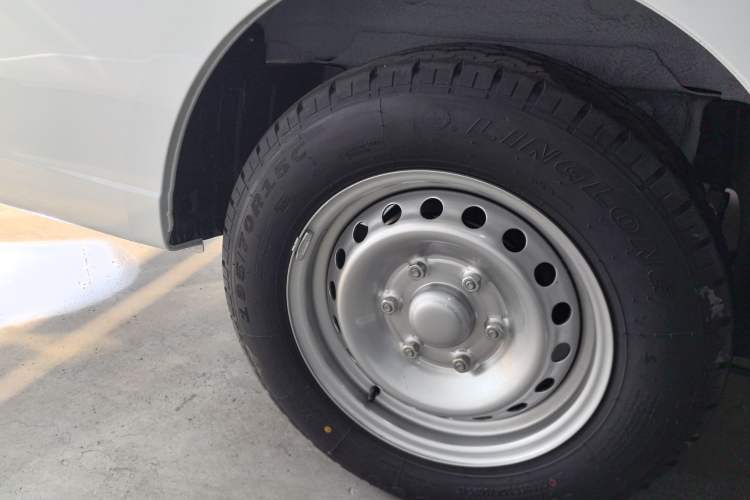 Used Wuling Yangguang 2024 300KM Comfort Version Passenger Van 75kW
