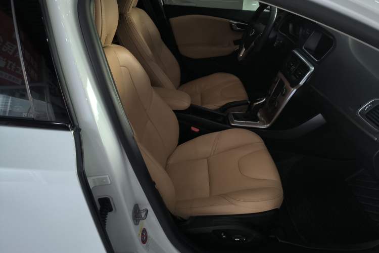 Used Volvo V40 2017 Cross Country T3 Zhiya Edition