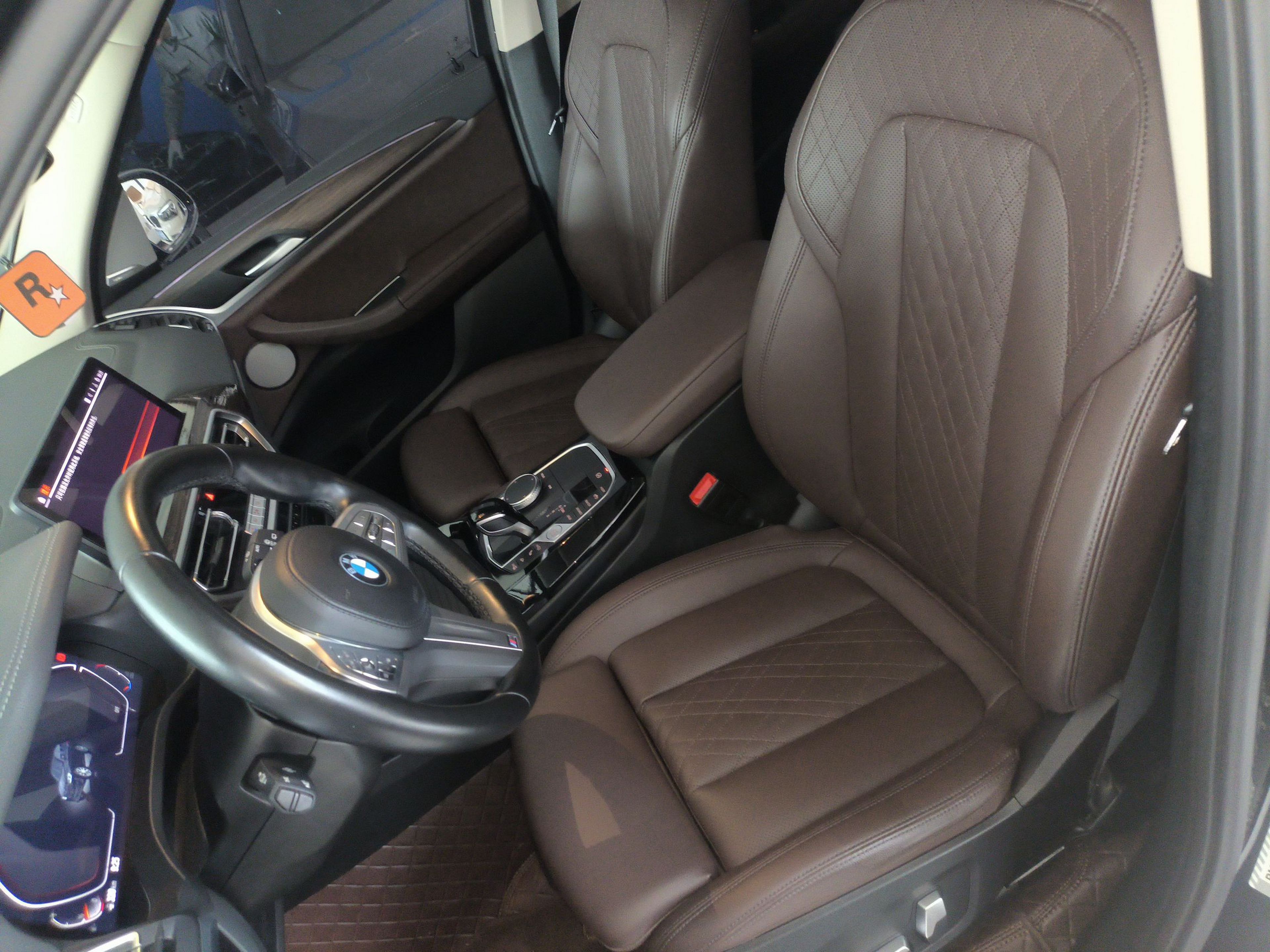 المقاعد الأمامية داخل السيارة