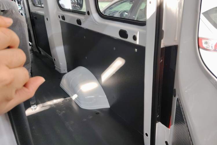 Used Wuling Yangguang 2024 300KM Comfort Version Passenger Van 75kW