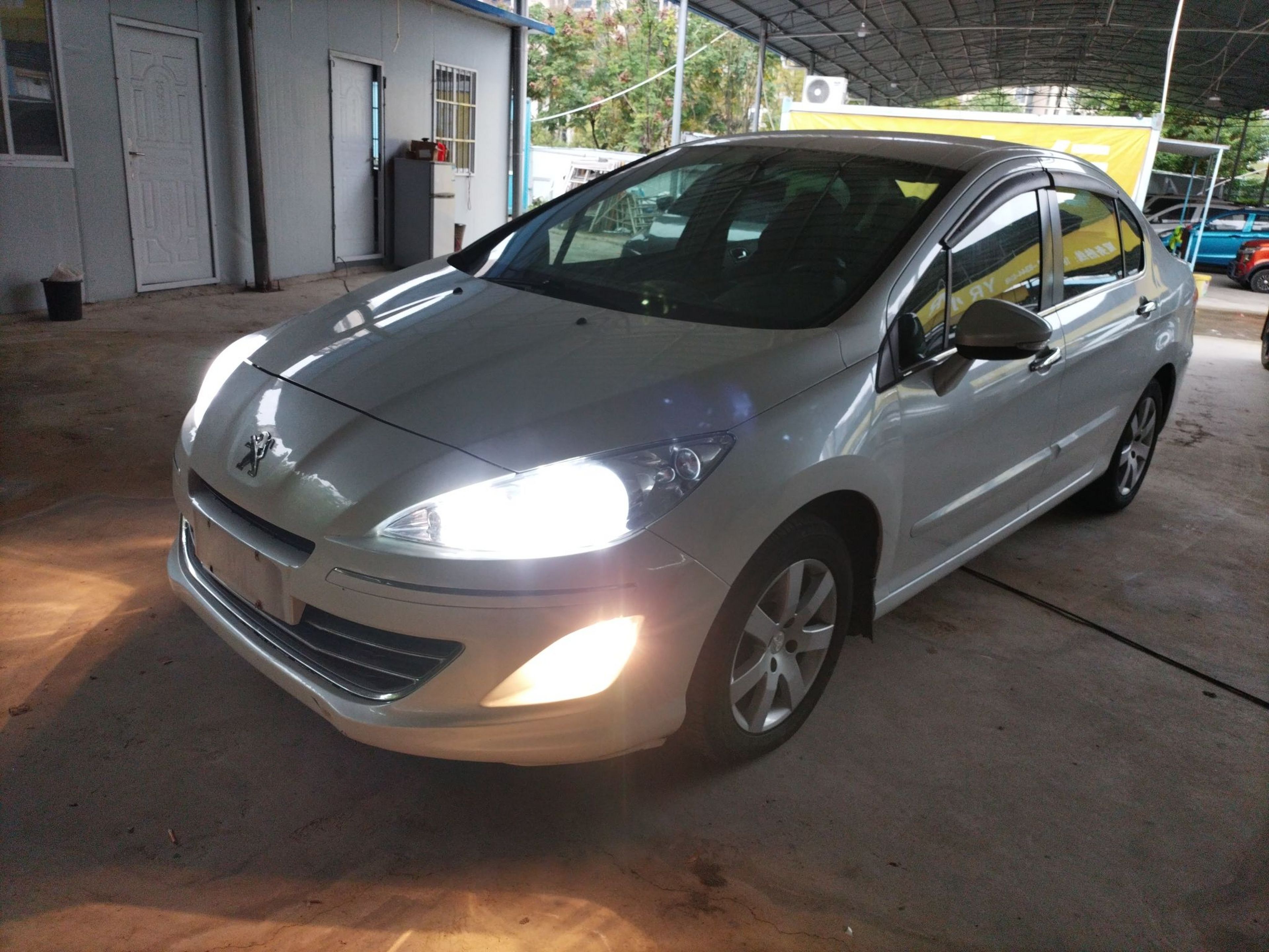 تحت مقدمة السيارة