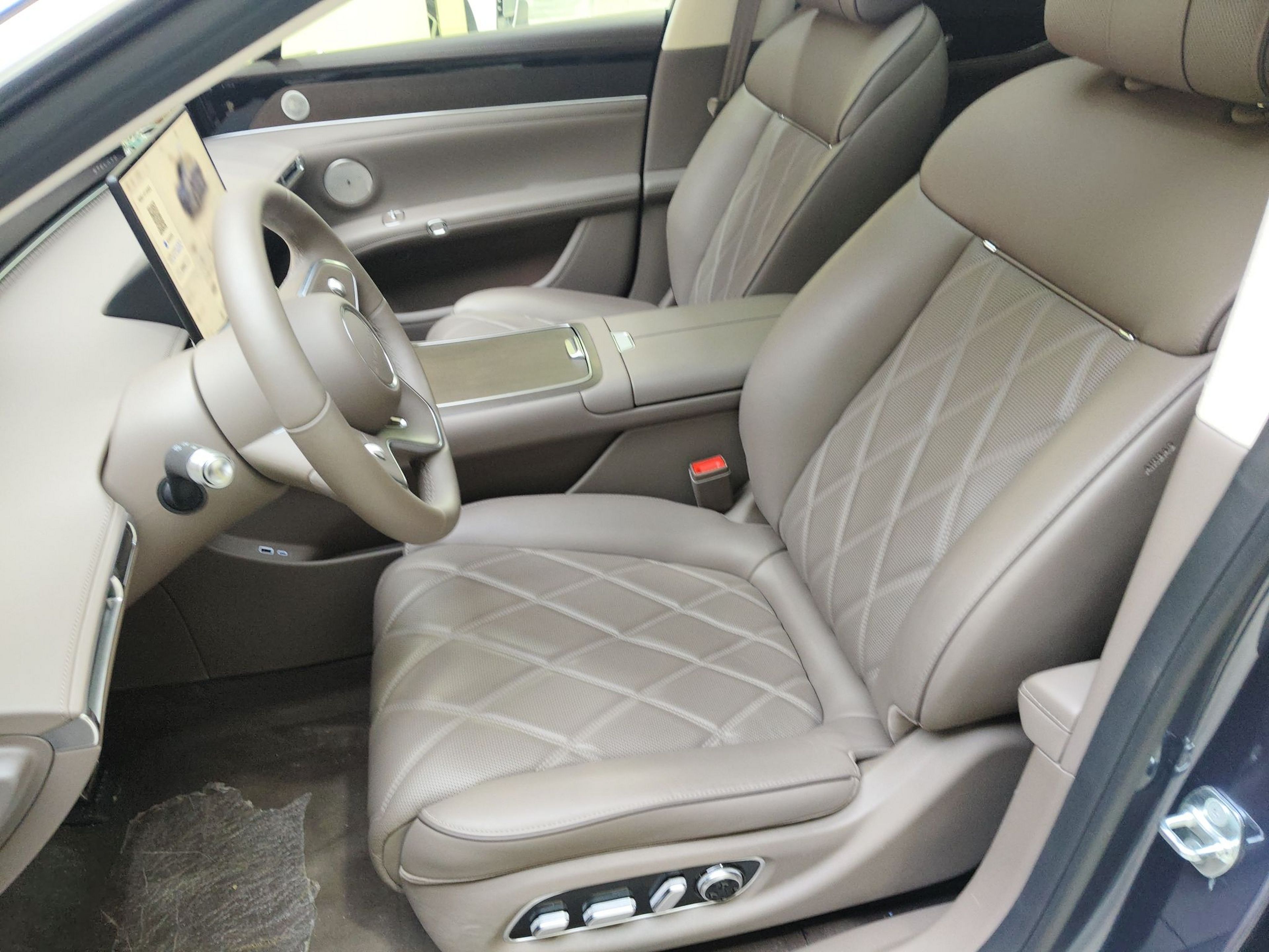 Переднее сиденье в автомобиле