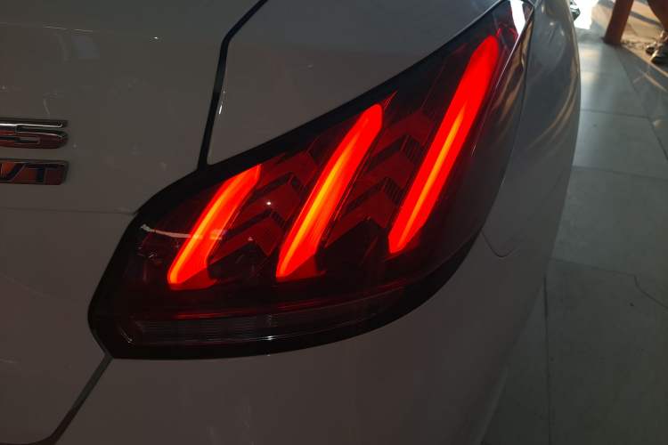 Used MG 5 2022 180 DVVT CVT Youth Luxury Edition
