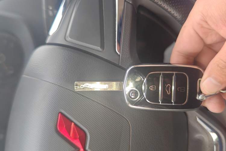 Used Wuling Yangguang 2024 300KM Comfort Version Passenger Van 75kW
